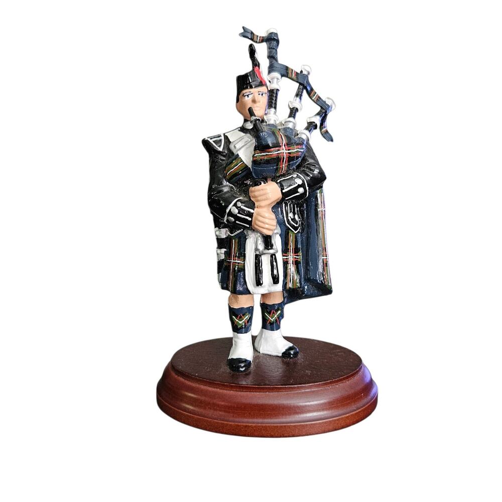 Rockpark Gifts Ferguson Scottish Bagpiper Figurine Tartan Highland Piper